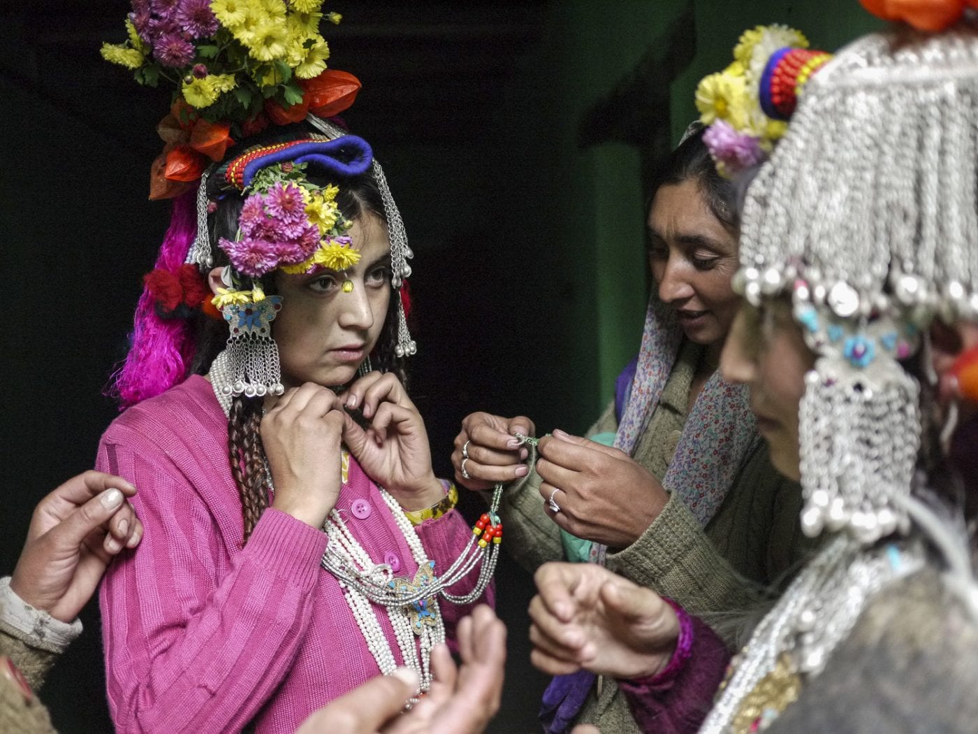 Why do Kayan long neck women wear their rings? – Sinchi Foundation